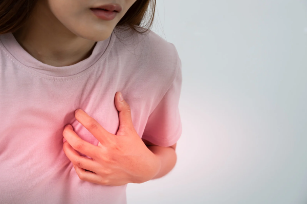 Smerter i brystet: Årsaker, symptomer og når du bør kontakte lege